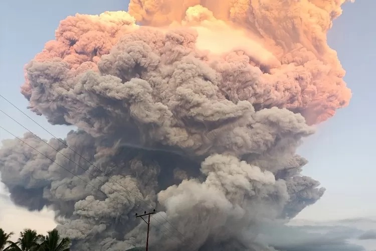 Lewotobi Laki-laki Meletus Dahsyat, Kolom Abu Tembus 11 Ribu Meter dan Ancaman Lahar Mengintai